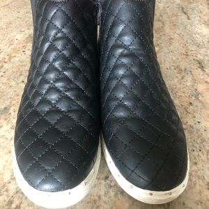 Steve Madden black awesome booties !